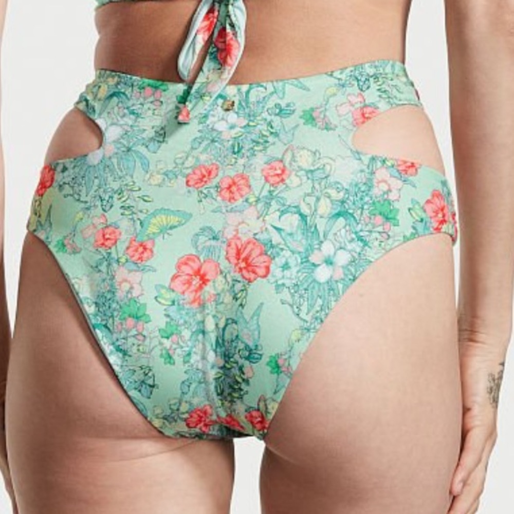 VICTORIA'S SECRET SWIM
Wrap High-Waist Cheeky Bikini Bottom Large